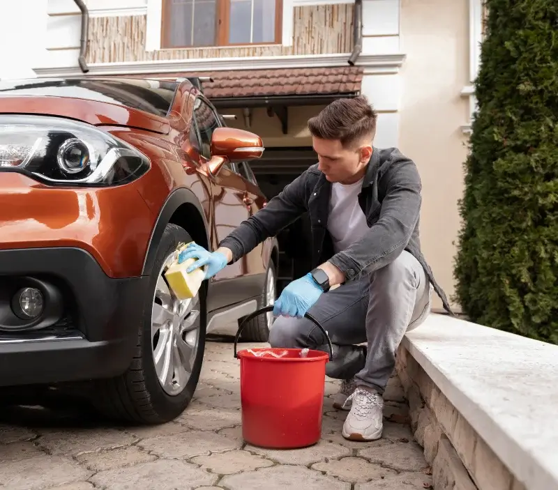 Lavage auto à domicile Faye : professionnel intervenant sur un véhicule